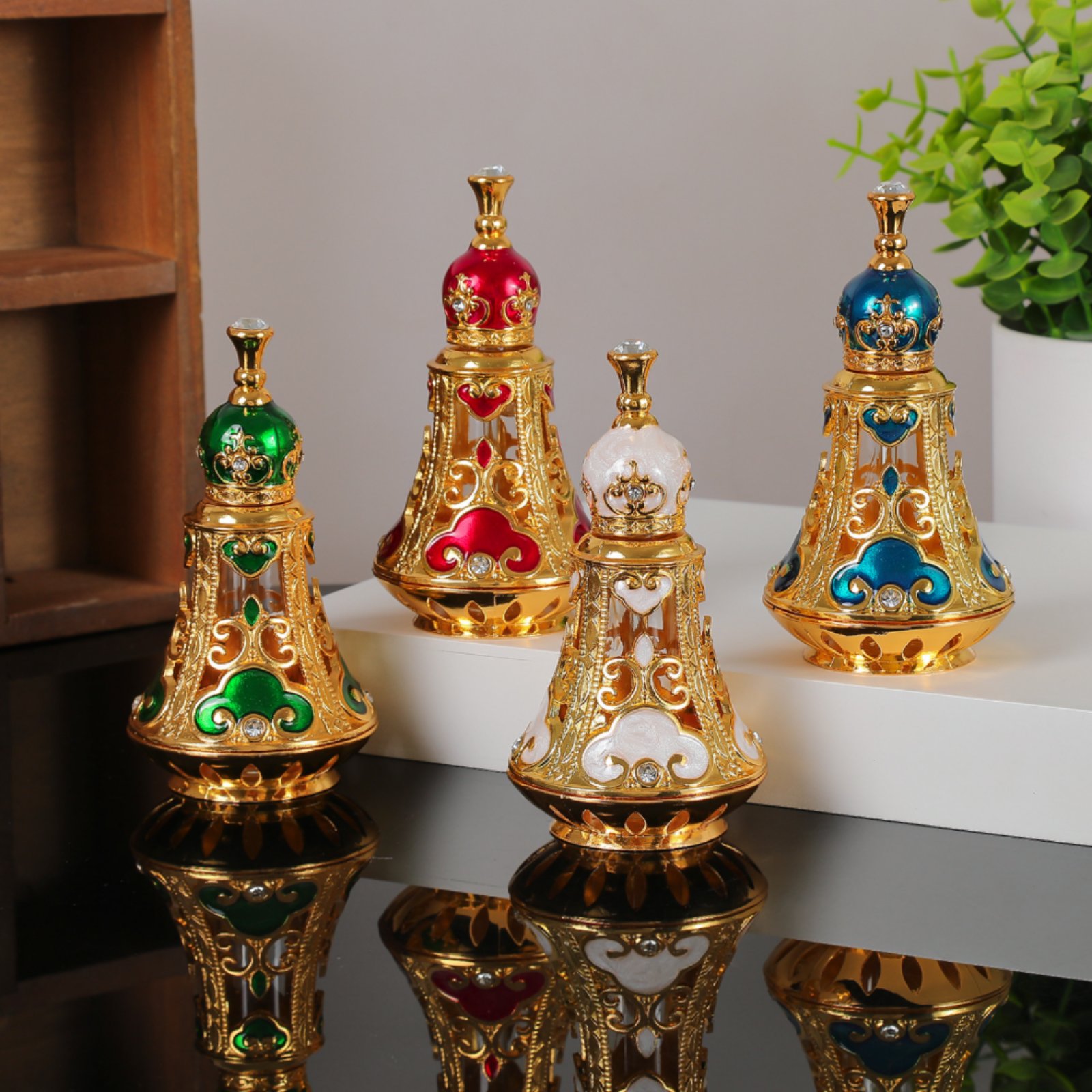 Ornate Perfume Bottle Faceted  - Home Decor Vintage avaliação e preço